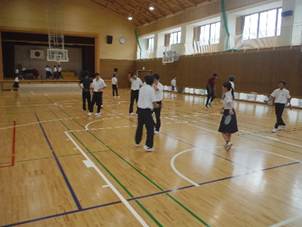 床, 屋内, スポーツゲーム, 民衆 が含まれている画像 AI 生成コンテンツは誤りを含む可能性があります。